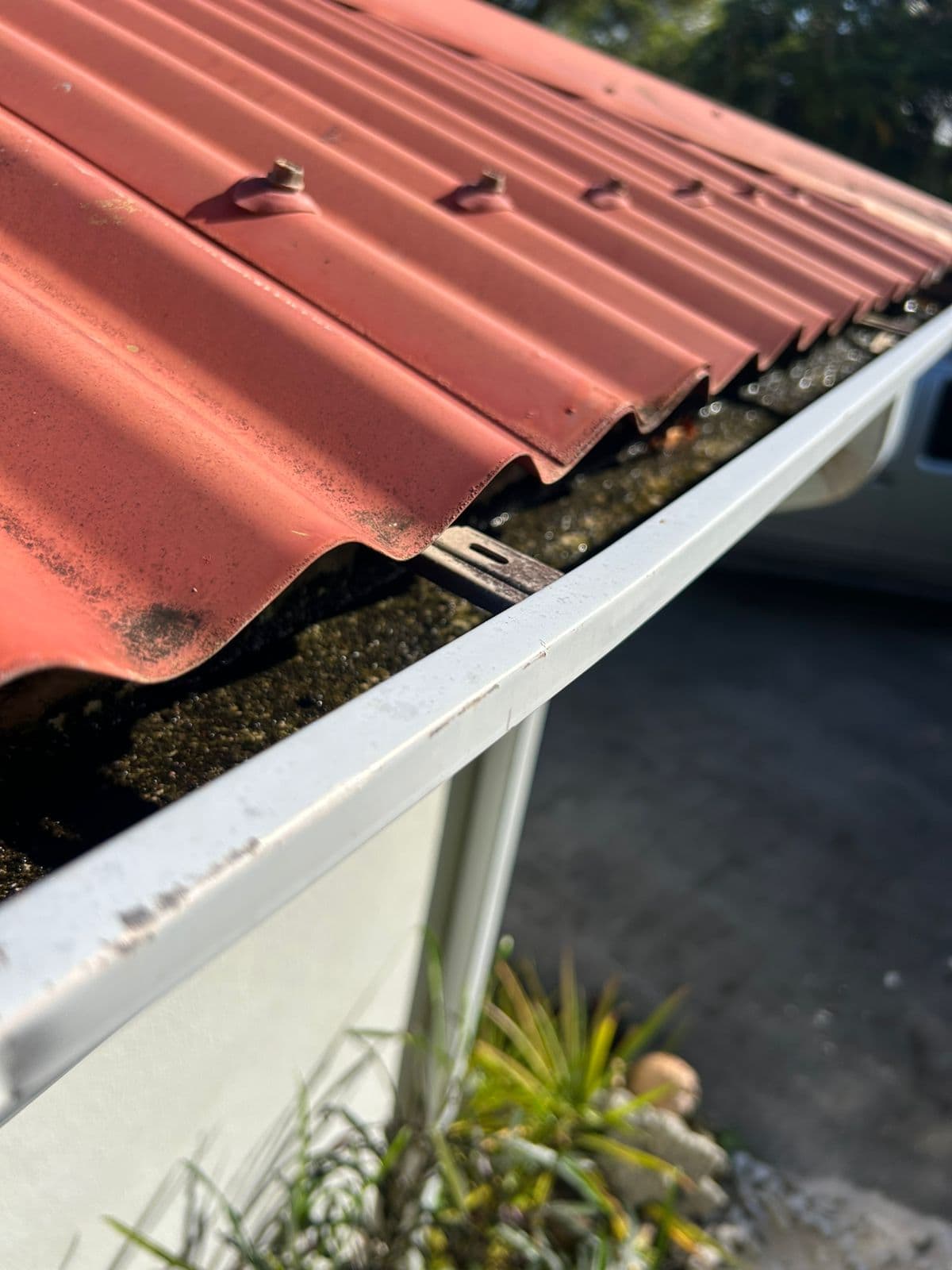 Gouttière encrassée avant intervention CleanMyCuve