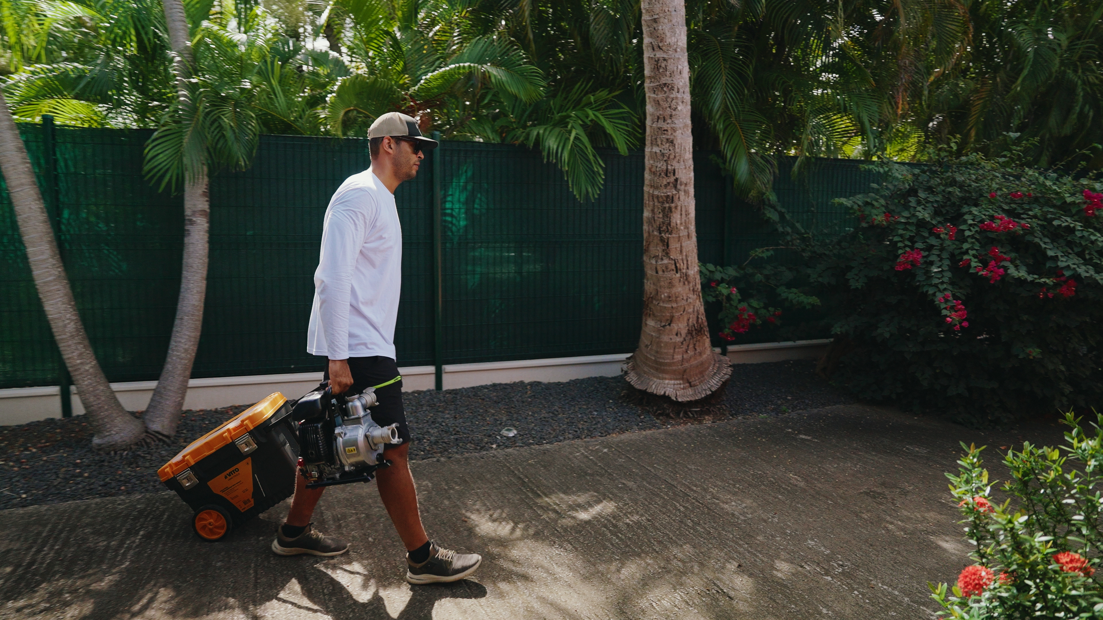 Technicien CleanMyCuve transportant l'équipement haute pression